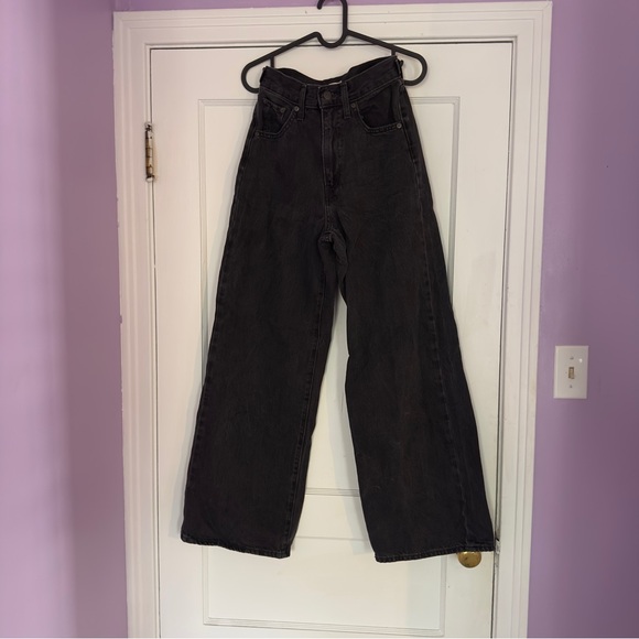 Levi's — Women’s Cinch Baggy Jeans - Picture 2 of 12